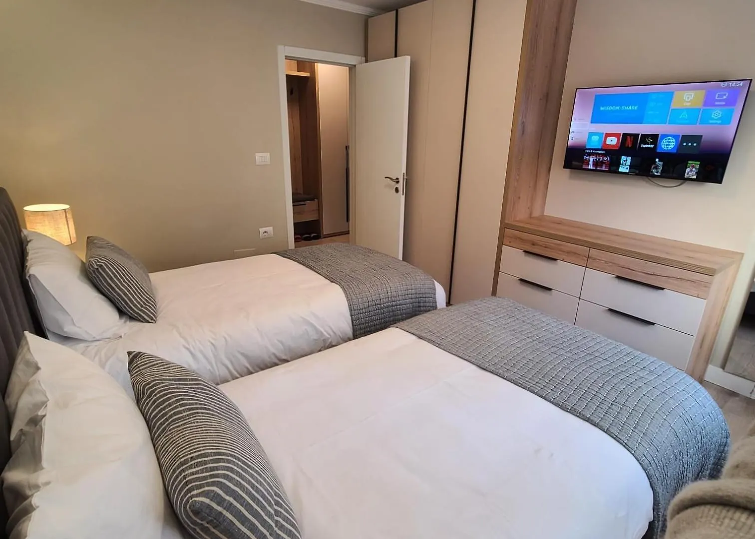 Tesa Apartment, Accommodates 4, Next To City Center, With Ac And Wifi Tirana